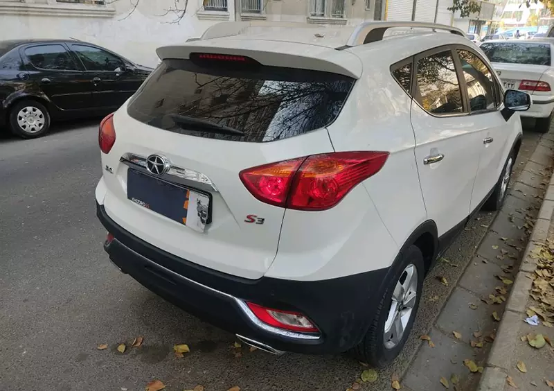 جک S3 سفید از نمای عقب