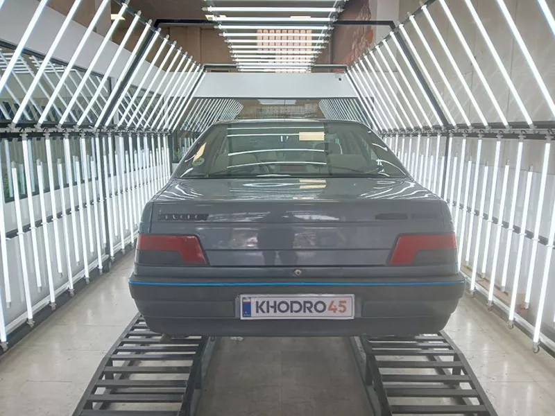 پژو ۴۰۵ GLX از نمای عقب