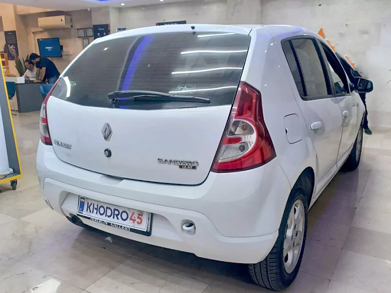 نمای عقب رنو ساندرو