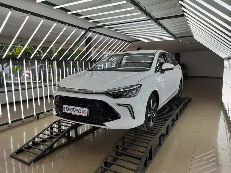 یو ۵ پلاس از نمای جلو یو ۵ پلاس از نمای جلو