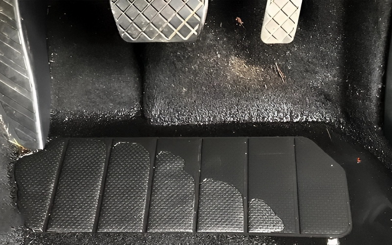 نشتی رادیاتور بخاری بعد از شستشو به خاطر پوسیده بودن آن هست نشتی رادیاتور بخاری بعد از شستشو به خاطر پوسیده بودن آن هست