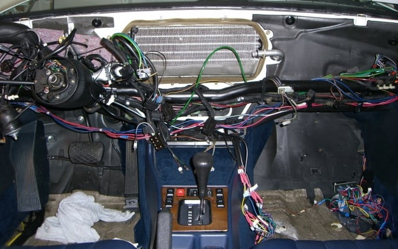 برای تعویض رادیاتور بخاری گاهی باید داشبورد را کاملا باز کرد برای تعویض رادیاتور بخاری گاهی باید داشبورد را کاملا باز کرد