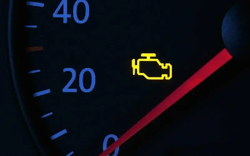 روشن شدن چراغ چک می تواند از نشانه های خرابی سنسور دور موتور باشد.