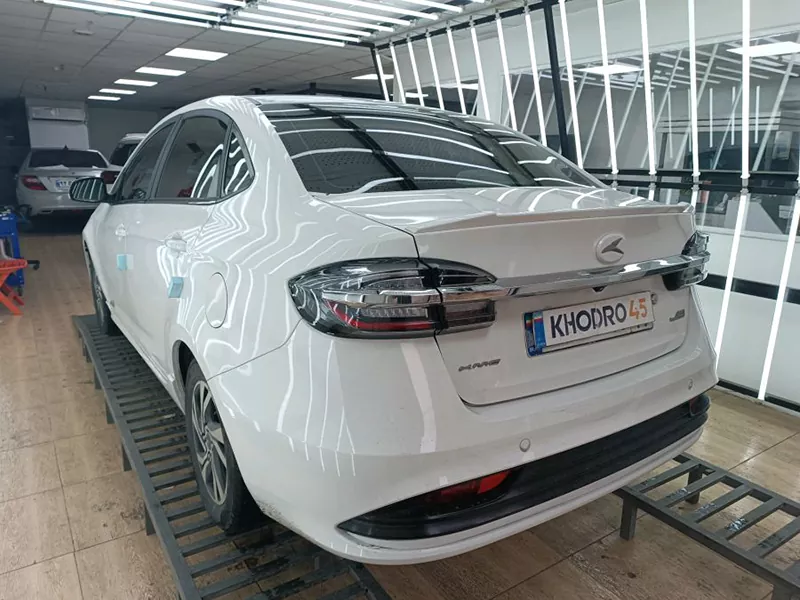 کی ام سی ایگل سفید از نمای عقب