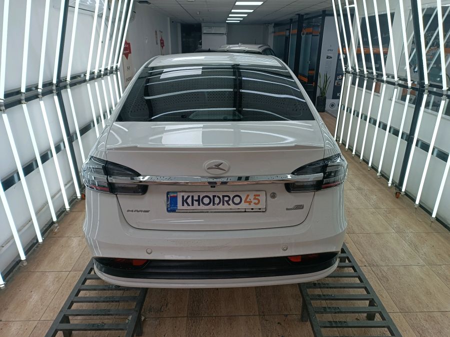 نمای عقب کی ام سی ایگل سفید نمای عقب کی ام سی ایگل سفید