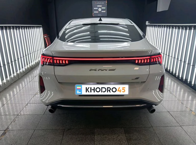 کی ام سی J7 سفید از نمای عقب