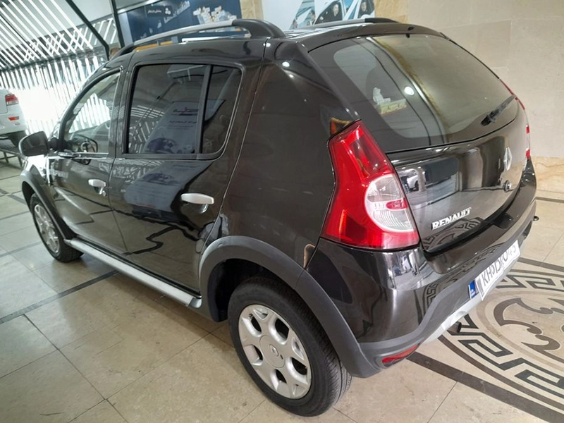 نمای عقب رنو ساندرو استپ وی