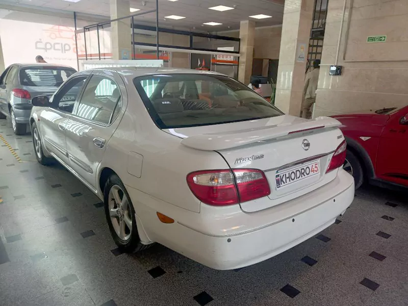 نمای عقب نیسان ماکسیما