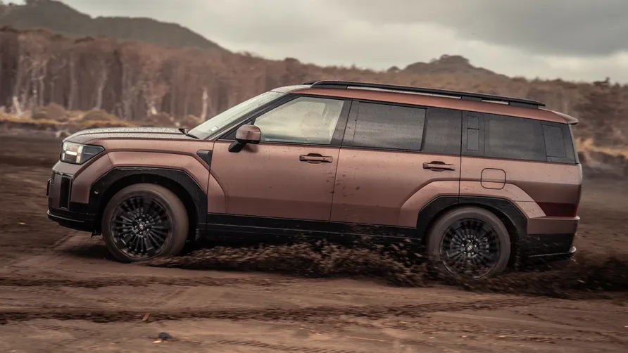 نمای جانبی هیوندای سانتافه ۲۰۲۵ نمای جانبی هیوندای سانتافه ۲۰۲۵