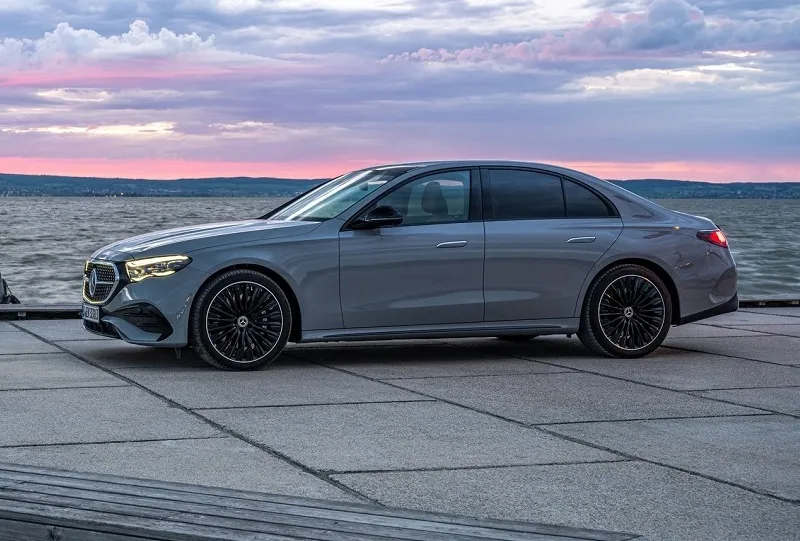 نمای جانبی مرسدس بنز E200 مدل ۲۰۲۵