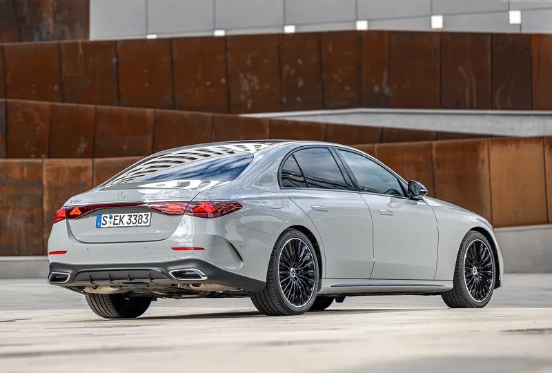 نمای عقب مرسدس بنز E200 مدل ۲۰۲۵