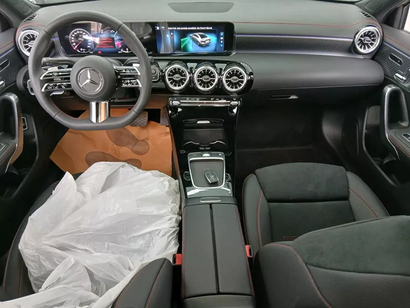 داخل مرسدس بنز A200L مدل ۲۰۲۵ داخل مرسدس بنز A200L مدل ۲۰۲۵