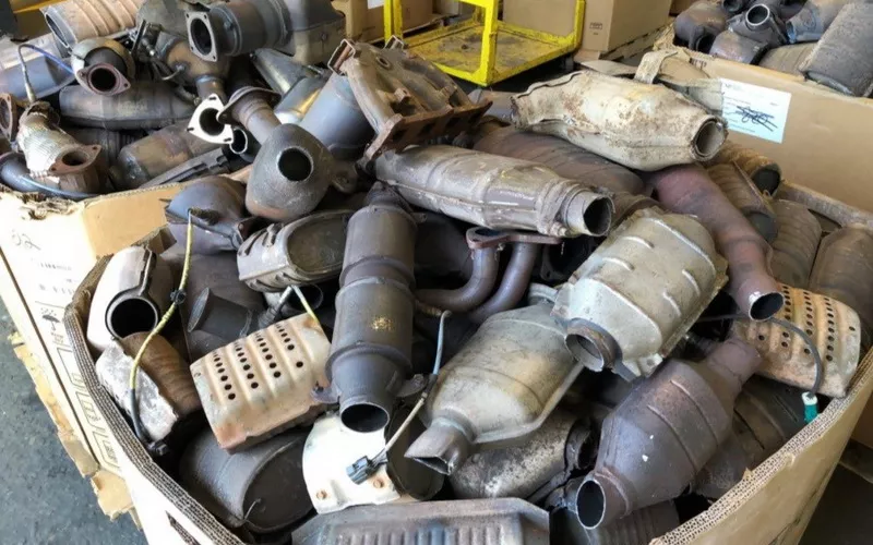 کاتالیزور به خاطر داشتن فلزات گرانبها حتی در نسخه های خراب شده نیز قیمت بالایی دارد کاتالیزور به خاطر داشتن فلزات گرانبها حتی در نسخه های خراب شده نیز قیمت بالایی دارد