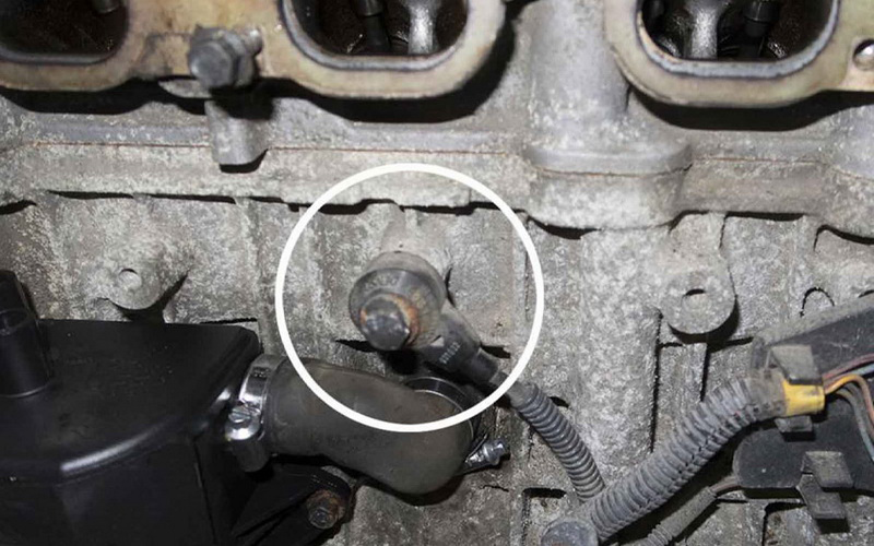 سنسور ناک روی بدنه موتور و معمولا در زیر منیفولد هوا قرار دارد. سنسور ناک روی بدنه موتور و معمولا در زیر منیفولد هوا قرار دارد.