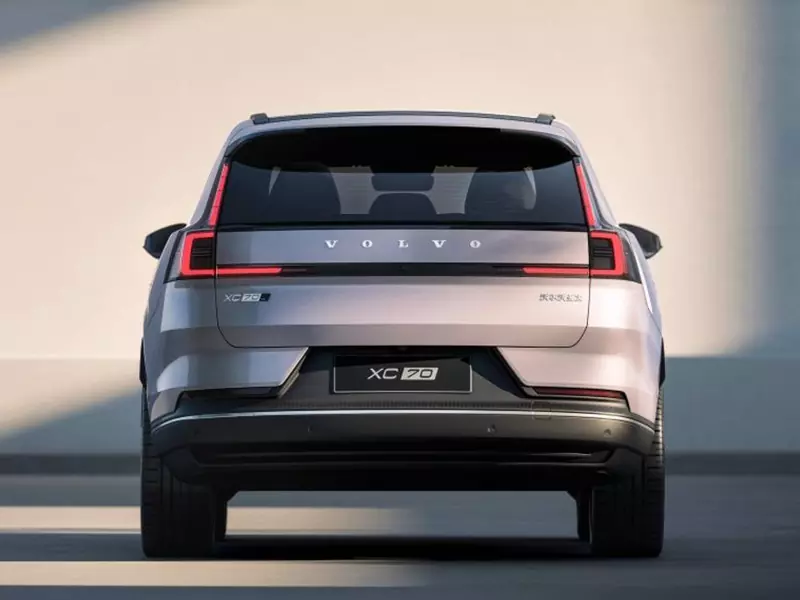 ولوو XC70 مدل ۲۰۲۵ از نمای عقب