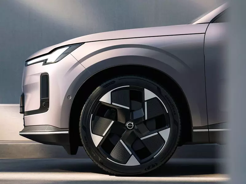 ولوو XC70 مدل ۲۰۲۵ از نمای جانبی