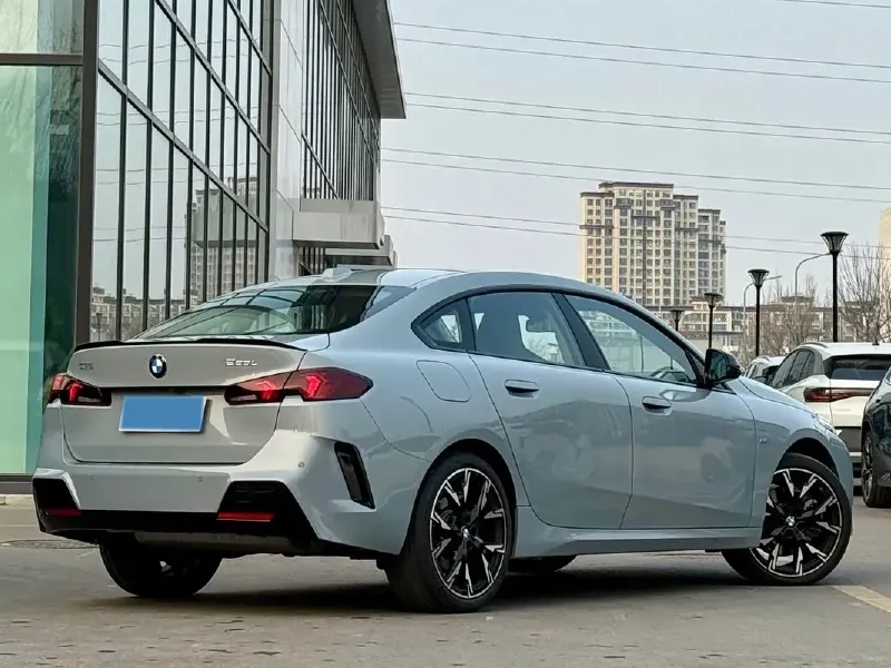 نمای عقب بی ام و 225L MSport نمای عقب بی ام و 225L MSport