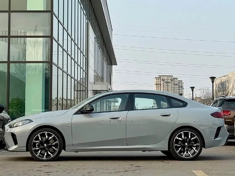 نمای جانبی بی ام و 225L MSport نمای جانبی بی ام و 225L MSport
