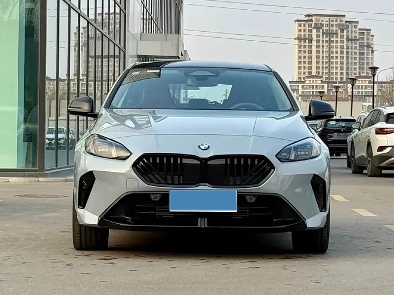 نمای رو به روی بی ام و 225L MSport نمای رو به روی بی ام و 225L MSport