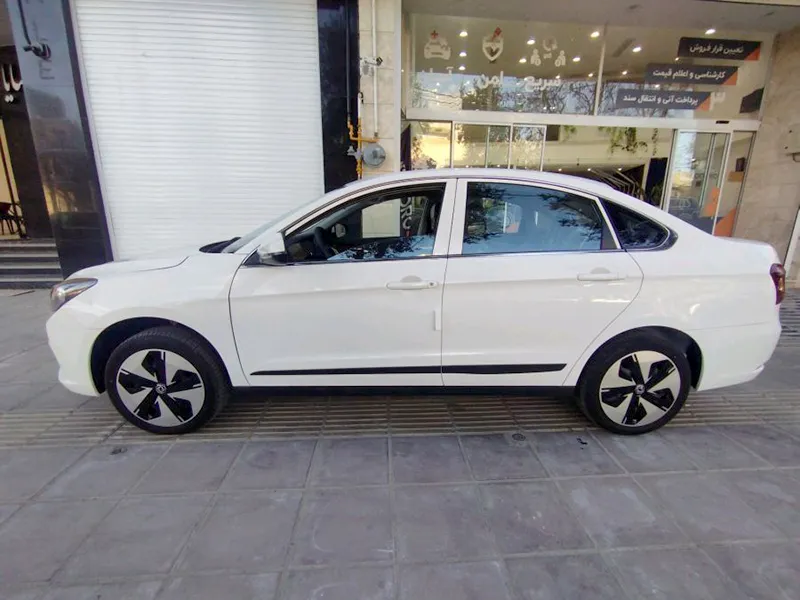 نمای جانبی دانگ فنگ E70 نمای جانبی دانگ فنگ E70