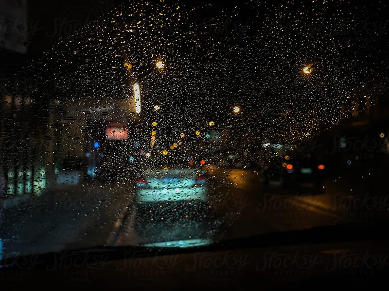 رانندگی در شب بارانی رانندگی در شب بارانی