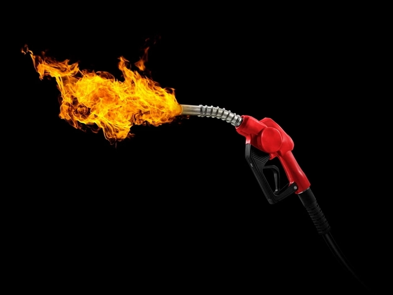 بنزین مادهای خطرناک، به شدت فرار و با قابلیت اشتعال بسیار بالا است. بنزین مادهای خطرناک، به شدت فرار و با قابلیت اشتعال بسیار بالا است.